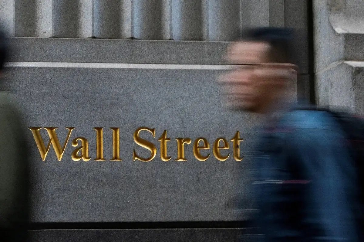 Wall Street: Απώλειες 400 μονάδων για τον Dow Jones λόγω του πολέμου στο Ιράν