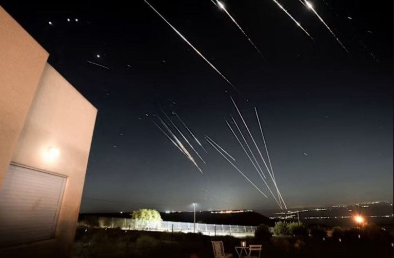 Λίβανος: Ισχυρή έκρηξη στη Βηρυτό – Η Χεζμπολάχ λέει ότι χτύπησε ναυτική βάση στη Χάιφα