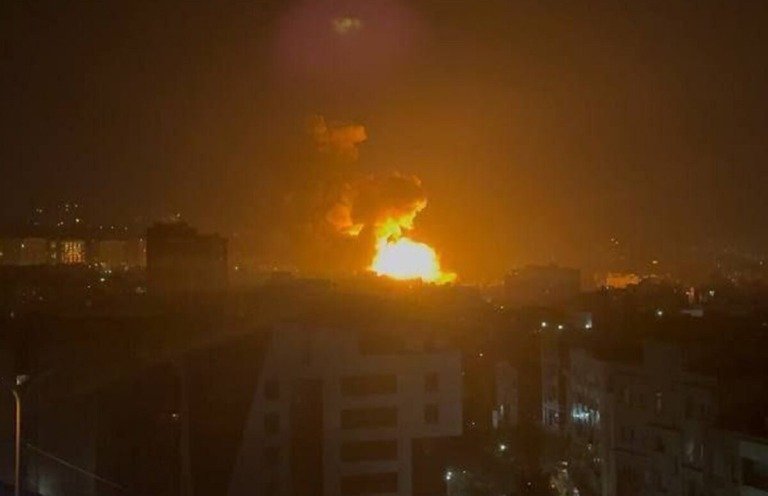 Μπαράζ σκληρών βομβαρδισμών του Ισραήλ στο Ιράν, σειρήνες στο Τελ Αβίβ