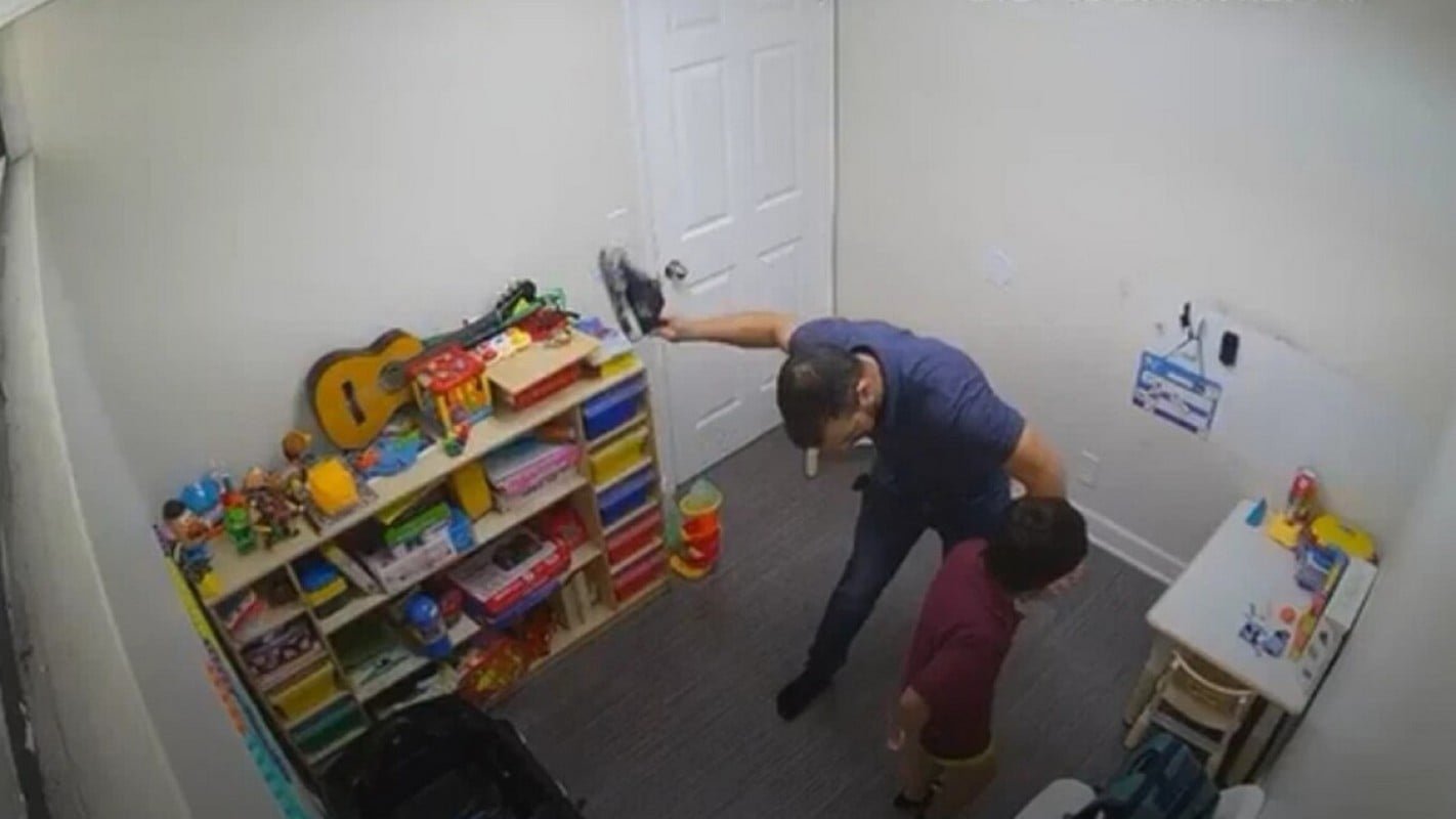 Φλόριντα: Λογοθεραπευτής κακοποιεί αυτιστικό παιδί κατά την διάρκεια συνεδρίας – Το χτυπάει με παπούτσι, δείτε βίντεο