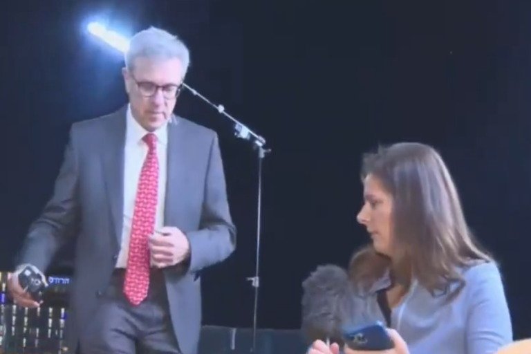 Ισραήλ: Η συγκλονιστική στιγμή που δημοσιογράφοι διακόπτουν το γύρισμα και «τρέχουν» για τα καταφύγια ενώ ηχούν σειρήνες στο Τελ Αβίβ