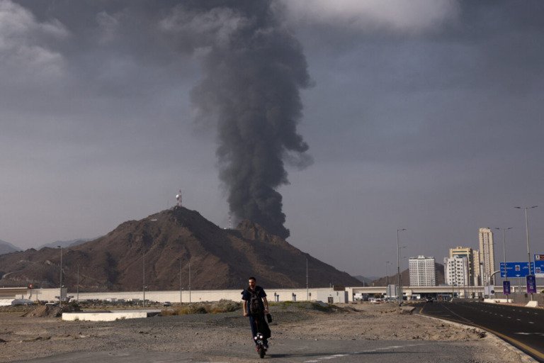 Πόλεμος στη Μέση Ανατολή: Εφιαλτικό για την Ελλάδα το σενάριο για άλμα του πετρελαίου στα 150 δολάρια – Ποια η γραμμή άμυνας της κυβέρνησης