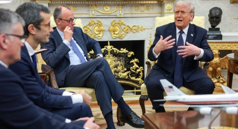 Ανάλυση Politico: Γιατί ο σιωπηλός Μερτς παρακολουθούσε ανήμπορος τον λαλίστατο Τραμπ να επιτίθεται σε Ευρωπαίους ηγέτες