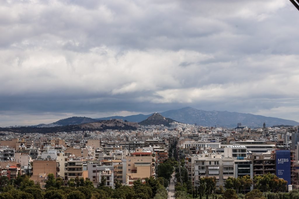 Καιρός: Αίθριος σήμερα με αραιές νεφώσεις – Έως 20°C, ενισχυμένοι βοριάδες στο Αιγαίο