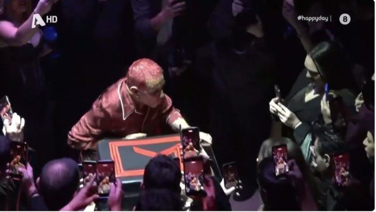 Γιώργος Μαζωνάκης: Γενέθλια με total red look και… κόκκινα μαλλιά – «Ο κόσμος πήρε το μέρος μου στην αλήθεια και το δίκιο»