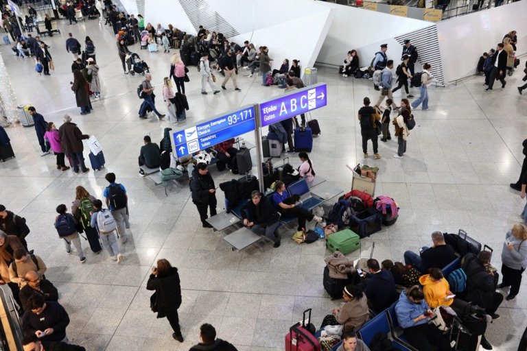 «Ελευθέριος Βενιζέλος»: Δεκάδες ακυρώσεις πτήσεων από και προς τη Μέση Ανατολή