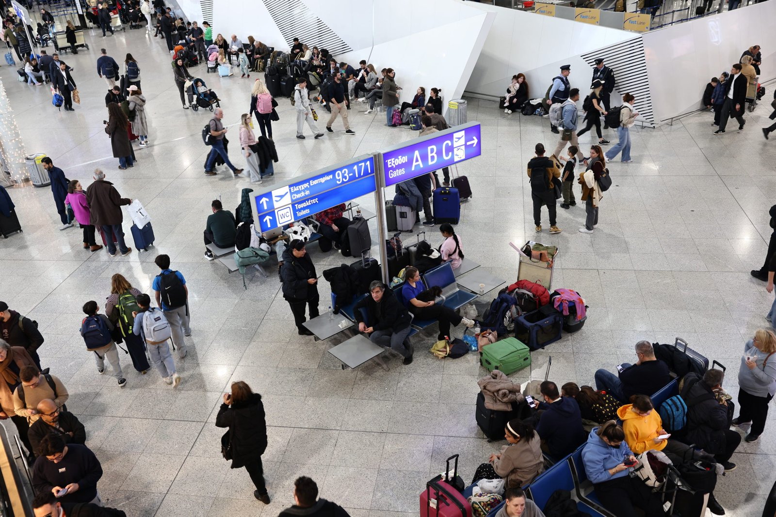 «Ελευθέριος Βενιζέλος»: Δεκάδες ακυρώσεις πτήσεων από και προς τη Μέση Ανατολή