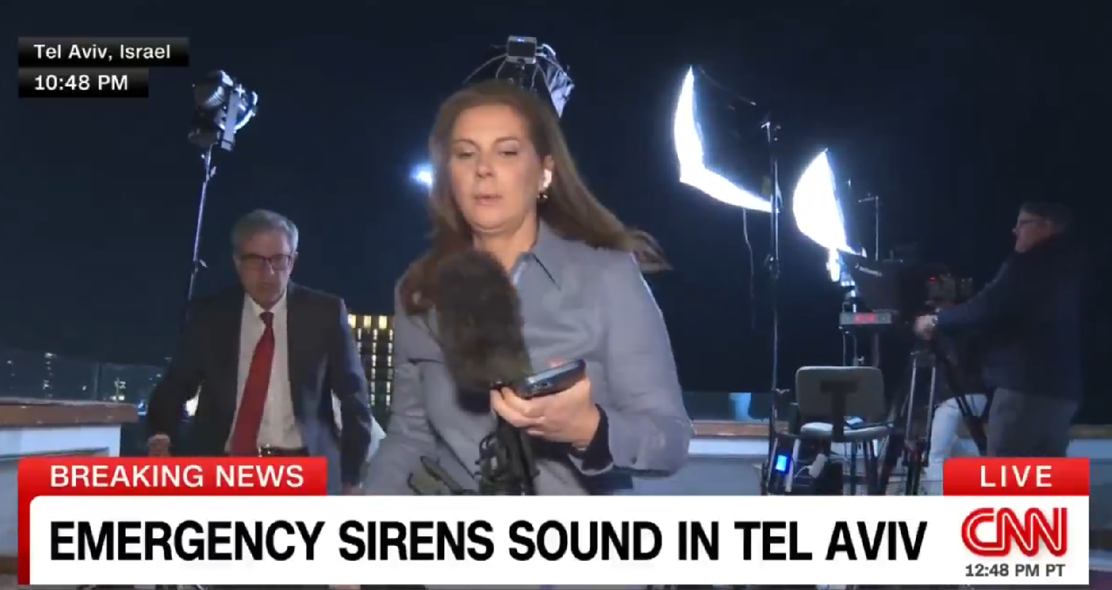 Τελ Αβίβ: Σειρήνες διέκοψαν ζωντανή μετάδοση του CNN – Δημοσιογράφος και συνεργείο έτρεξαν σε καταφύγιο
