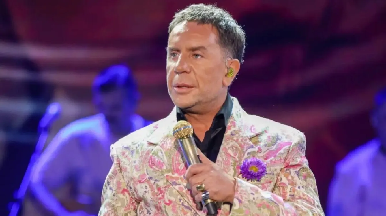 Με κόκκινα νύχια και ασορτί μαλλιά, η εμφάνιση Μαζωνάκη ΦΩΤΟ