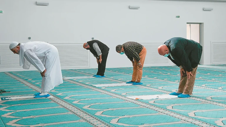 13 legal mosques in Athens and Piraeus, more than 60 illegal – what is provided for closures and deportations