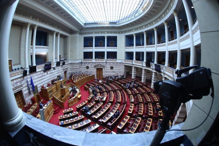 Live: Η συζήτηση στη Βουλή για την επιστολική ψήφο των αποδήμων