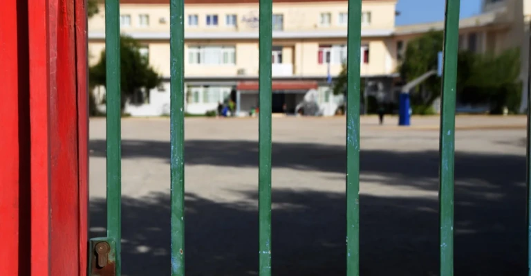 Σοκ σε σχολείο: 17χρονος μαθητής με πτυσσόμενο γκλομπ!