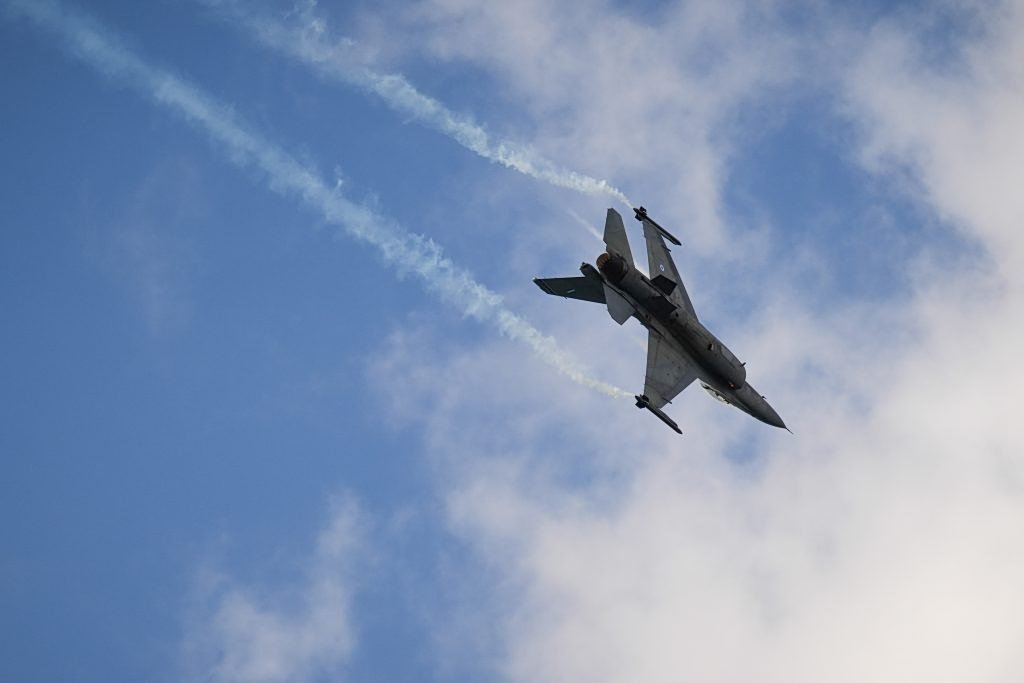 Συναγερμός για ύποπτο αντικείμενο με κατεύθυνση την Κύπρο – Απογειώθηκαν ελληνικά F-16