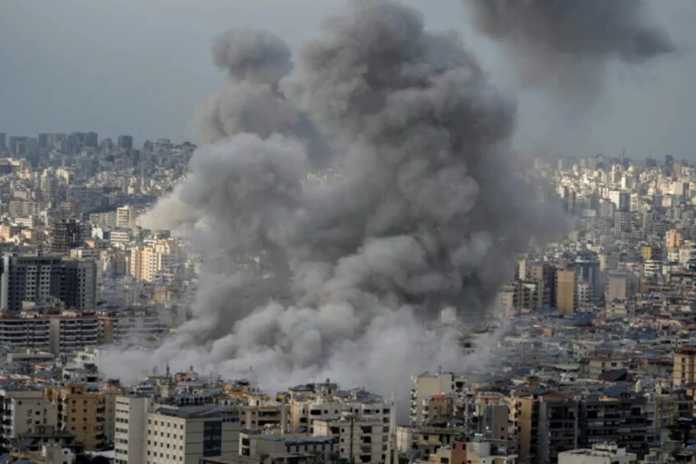 Βηρυτός: Το Ισραήλ βομβαρδίζει υποδομές της Χεζμπολάχ, εντολές εκκένωσης στο Λίβανο