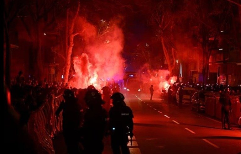 Βαρκελώνη: Οπαδοί της Μπαρτσελόνα επιτέθηκαν στο λεωφορείο της Ατλέτικο Μαδρίτης – Έσπασαν παράθυρο