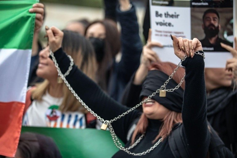 Μέση Ανατολή: «Επικρατεί το απόλυτο χάος, πρέπει να αλλάξει το καθεστώς», λένε Ιρανοί που ζουν στην Ελλάδα