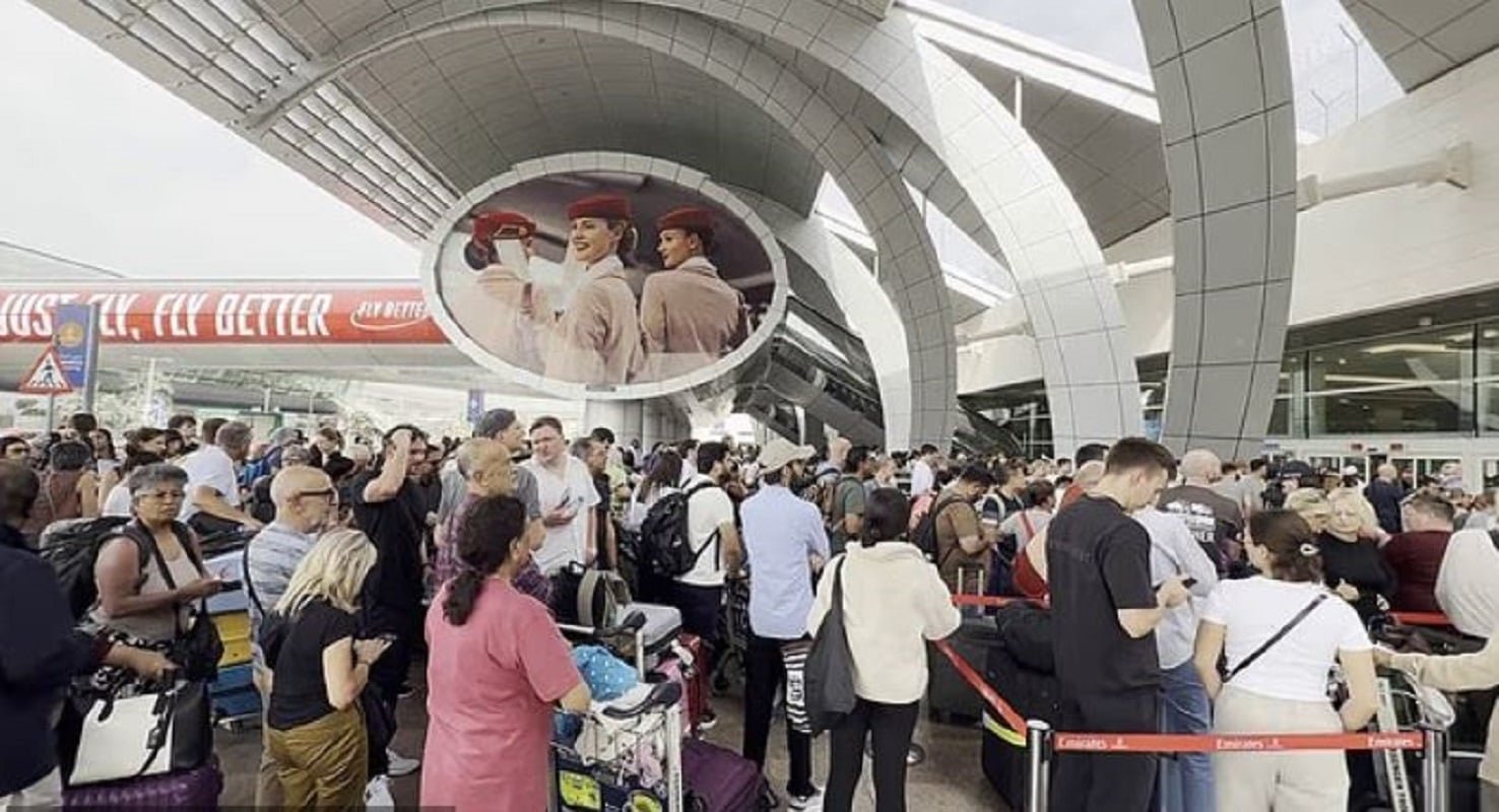 Ντουμπάι: Χιλιάδες επιβάτες κρουαζιερόπλοιων εγκλωβισμένοι – «Χόρευαν γύρω από την πισίνα» ενώ drones περνούσαν από πάνω τους