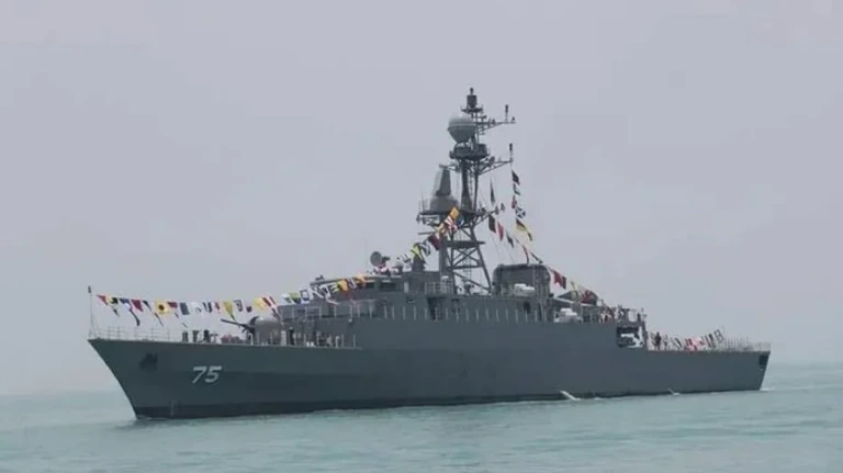 Alert on the coasts of Sri Lanka: Submarine strikes Iranian frigate, at least 101 missing