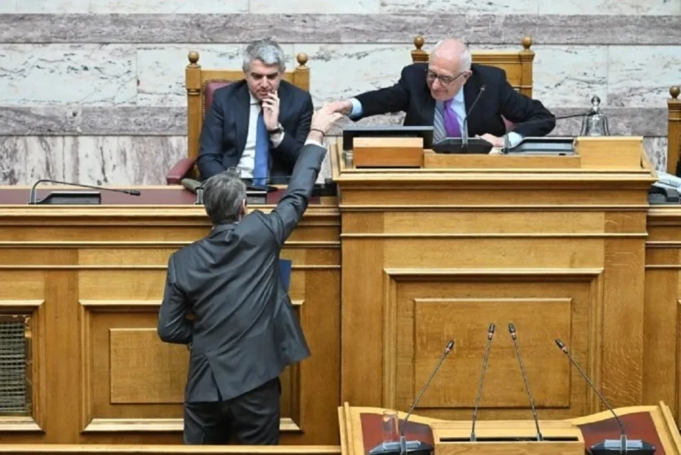 Τα 58 έκλεισε στη Βουλή ο Κυριάκος Μητσοτάκης – Οι ευχές, τα χειροκροτήματα και το «γλυκό χωρίς ζάχαρη»