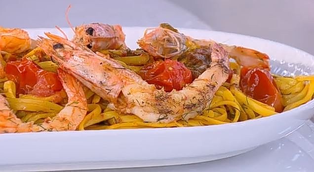 Η απόλυτη γαριδομακαρονάδα του Δημήτρη Σκαρμούτσου: Άρωμα Ελλάδας με ούζο και μάραθο