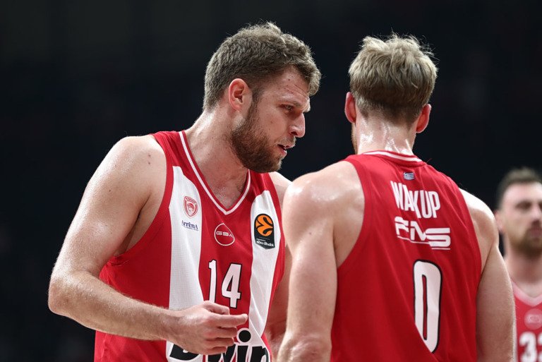 Στον «αέρα» η συμμετοχή Βεζένκοφ και Γουόκαπ στο ντέρμπι με τον Παναθηναϊκό