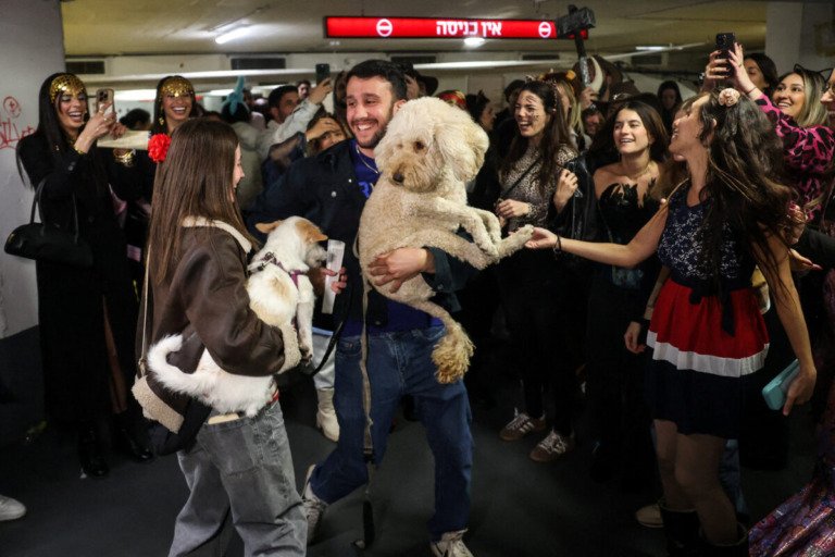 Ισραήλ: Γιορτάζουν το Πουρίμ στα καταφύγια και τραγουδούν το «I will survive» εν μέσω βομβαρδισμών