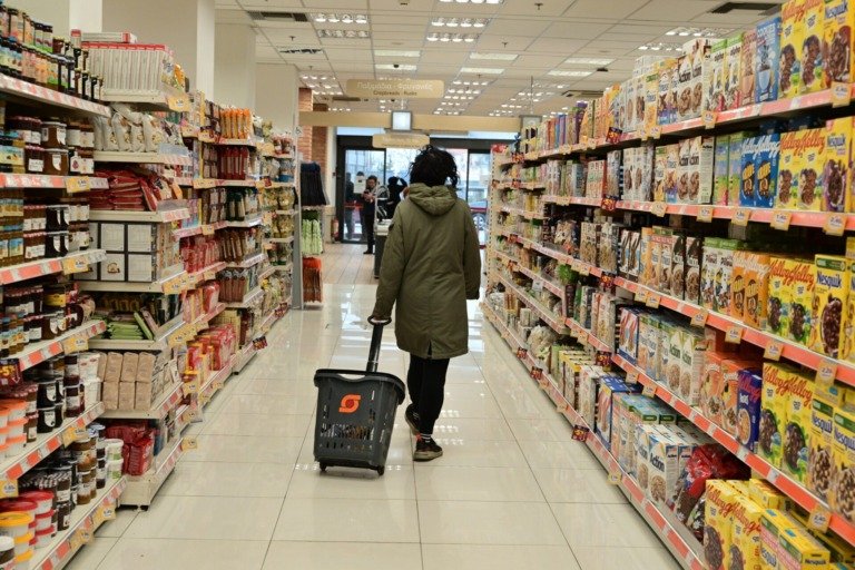 Δίχως τέλος η ακρίβεια στα ράφια: Έως 8,9% αυξήσεις σε βασικά τρόφιμα στα σούπερ μάρκετ, λέει ο ΙΕΛΚΑ