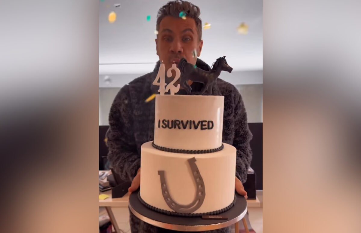Ο Άκης Πετρετζίκης γιόρτασε τα 42 του με τους συνεργάτες του: Η τούρτα με το άλογο και το challenge με τα κρεμμύδια