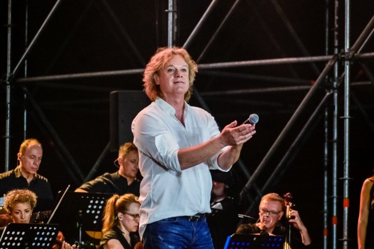 Πέτρος Γαϊτάνος: «Γονείς νανουρίζουν τα παιδιά τους με τους ύμνους μου» (βίντεο)