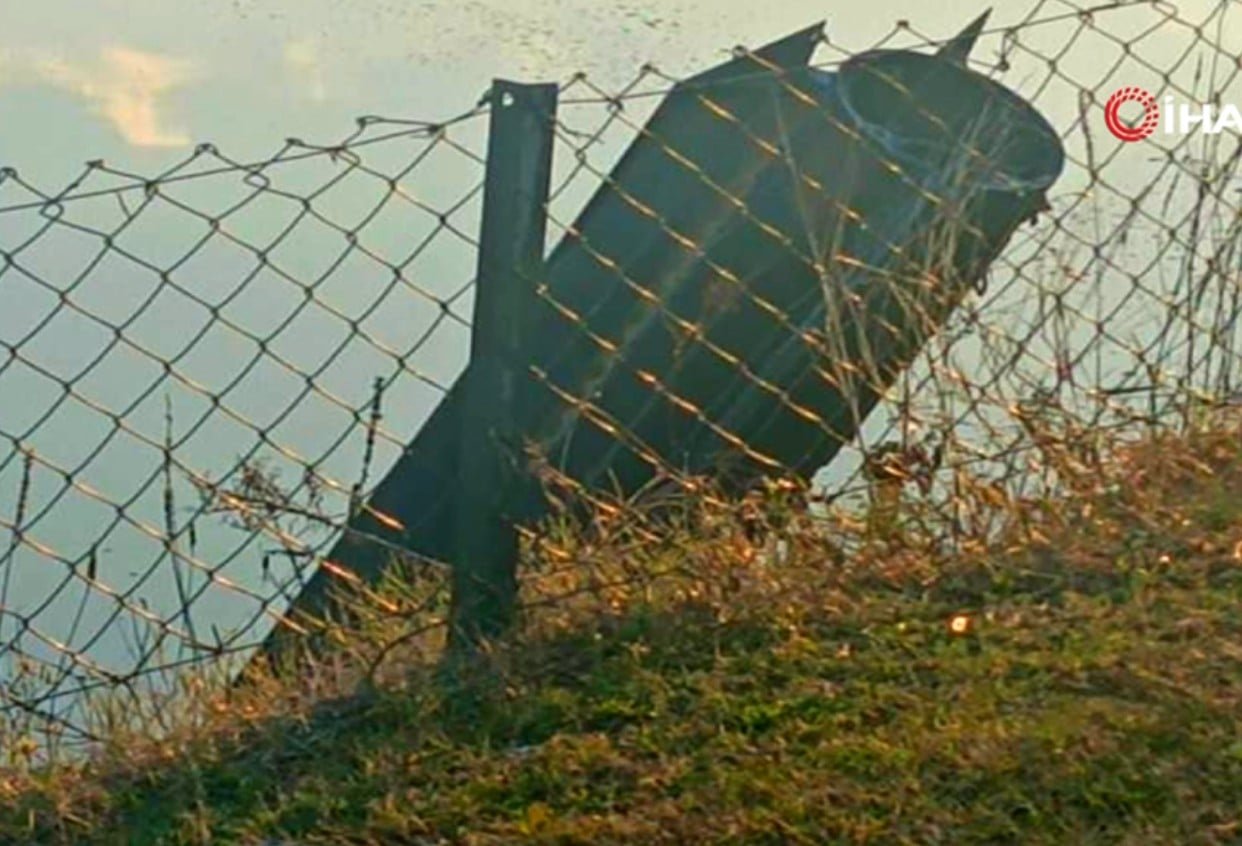 Τα συντρίμμια του ιρανικού πυραύλου που στόχευσε την Τουρκία (βίντεο)