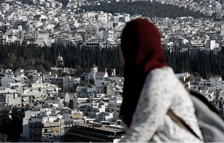 Στο «τραπέζι» περιορισμοί για τη μπούρκα στην Ελλάδα – Τι εξετάζει το Υπουργείο Μετανάστευσης