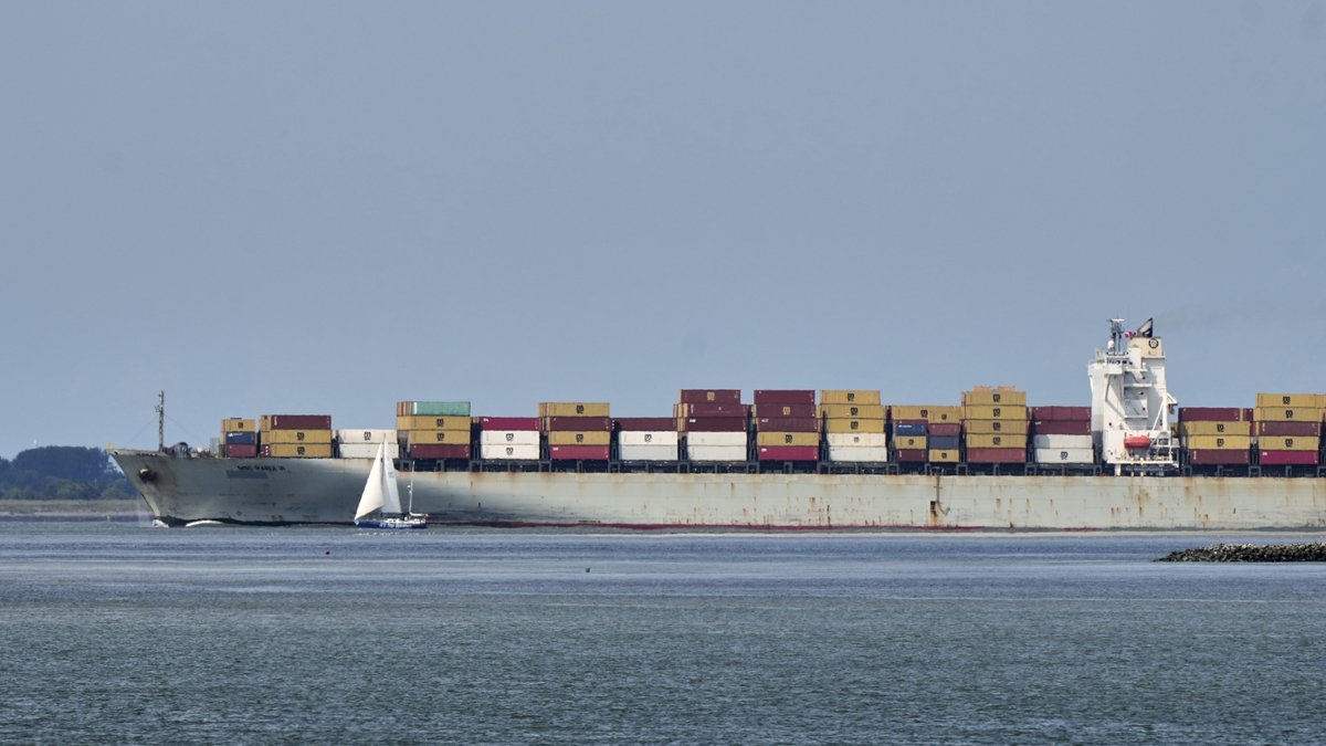 Εμπορικό πλοίο δέχτηκε πλήγμα στα στενά του Ορμούζ