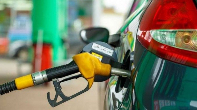 Φουλάρουν καύσιμα οι οδηγοί – Αδειάζουν τα βενζινάδικα