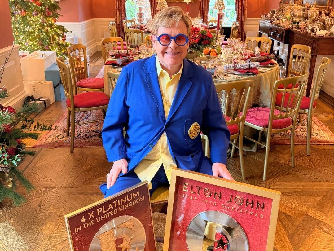 Το οικογενειακό πορτρέτο του Elton John που εκτίθεται στην Εθνική Πινακοθήκη του Λονδίνου