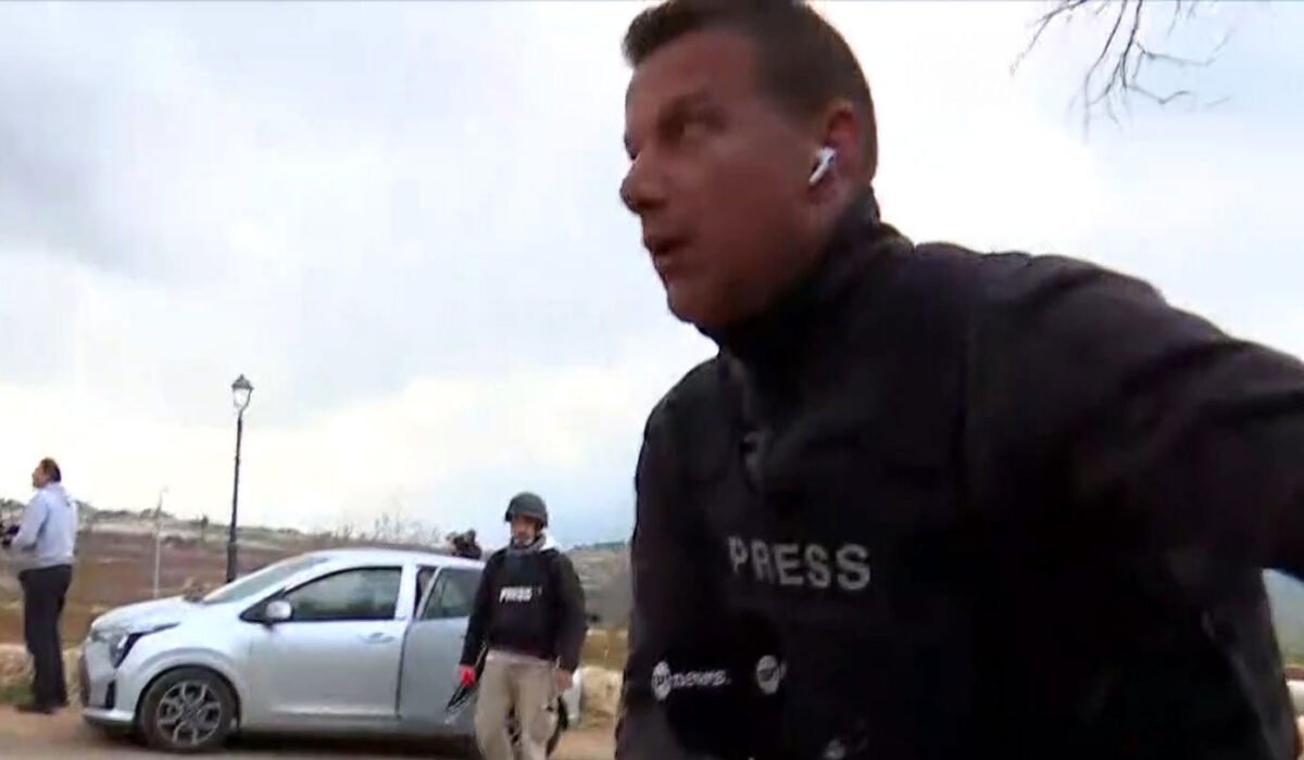 «Πρέπει να φύγουμε» – Η στιγμή που ο Γιώργος Σιδέρης με το συνεργείο της ΕΡΤ τρέχουν να σωθούν στα σύνορα Ισραήλ – Λιβάνου