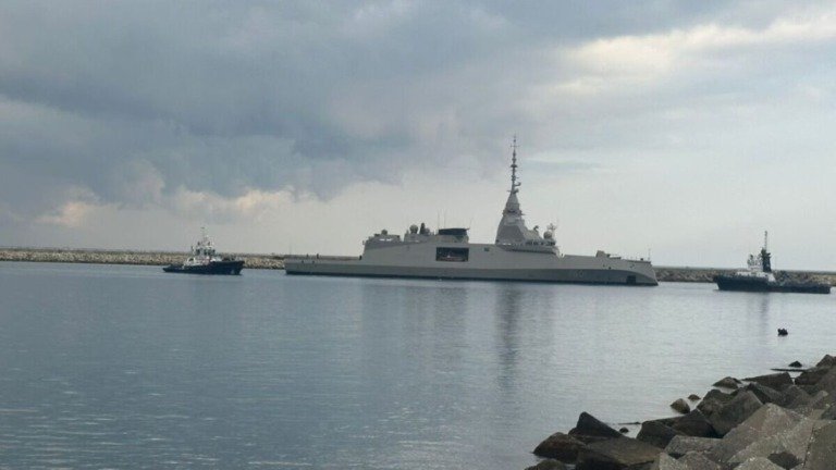 Κύπρος: Η στιγμή που η φρεγάτα «Κίμων» μπαίνει για ανεφοδιασμό καυσίμων στο λιμάνι της Λεμεσού