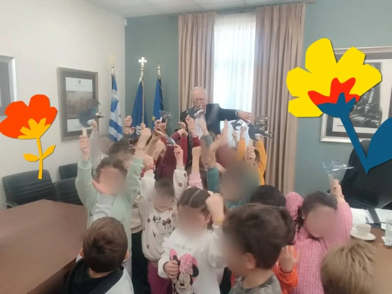 Έψαλαν στον δήμαρχο Καλαβρύτων Θανάση Παπαδόπουλο τα κάλαντα της άνοιξης