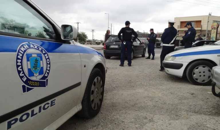 Χειροπέδες στη μητέρα 14χρονου, που επιτέθηκε σε συνομήλικό του με ξύλινο αντικείμενο!