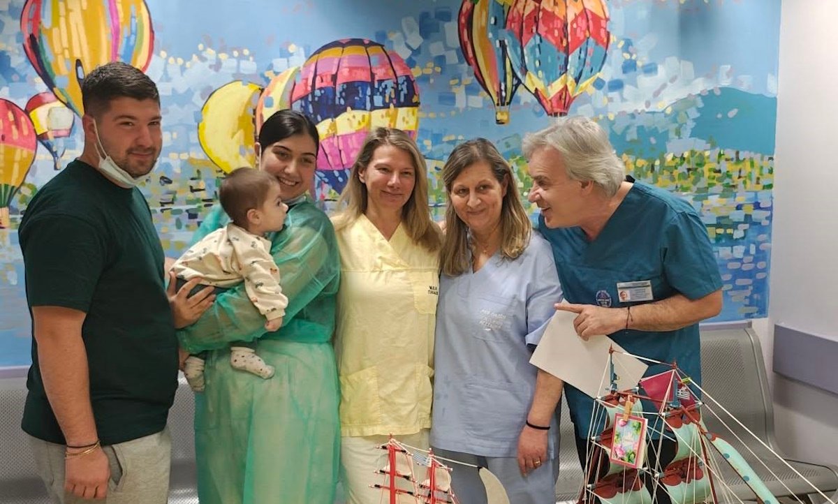 Ζάκυνθος: Βγήκε από τη ΜΕΘ το βρέφος που νοσηλευόταν με μηνιγγίτιδα, φωτογραφία με χαμόγελα
