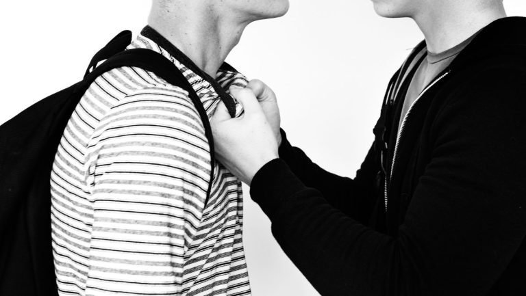 Ιωάννινα: Συνελήφθη 14χρονος για άγριο ξυλοδαρμό συμμαθητή του – Χειροπέδες και στη μητέρα του