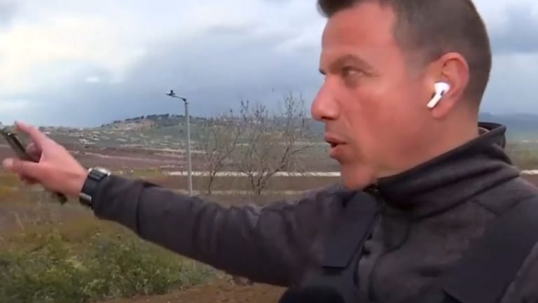 Σύνορα Ισραήλ – Λιβάνου: Η στιγμή που συνεργείο της ΕΡΤ τρέχει να σωθεί από πυραύλους