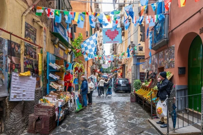 Νάπολη: Μια πόλη που σε κερδίζει με χάος, ιστορία και την καλύτερη πίτσα του κόσμου