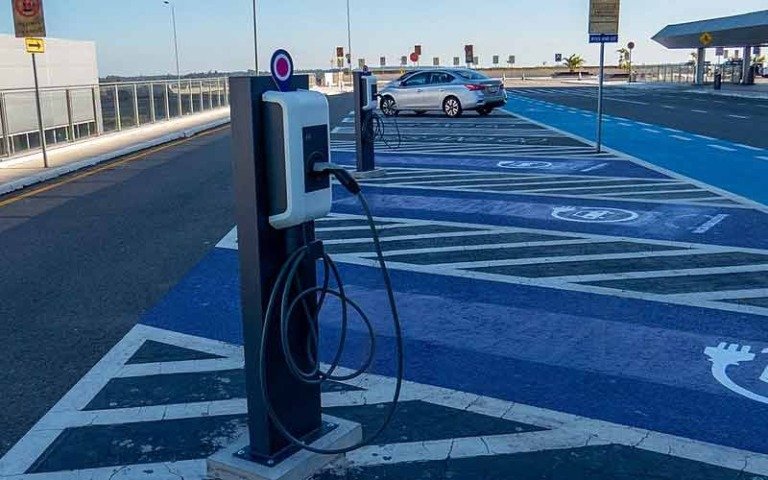 Δύο Πακιστανοί προσπάθησαν να κλέψουν φορτιστή αυτοκινήτων στο Μαρούσι και έπαθαν ηλεκτροπληξία – Σε κρίσιμη κατάσταση ο ένας