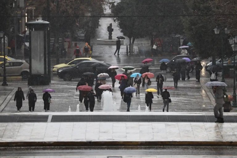 Καιρός αύριο: Τοπικές βροχές και καταιγίδες με τη θερμοκρασία έως τους 20 βαθμούς