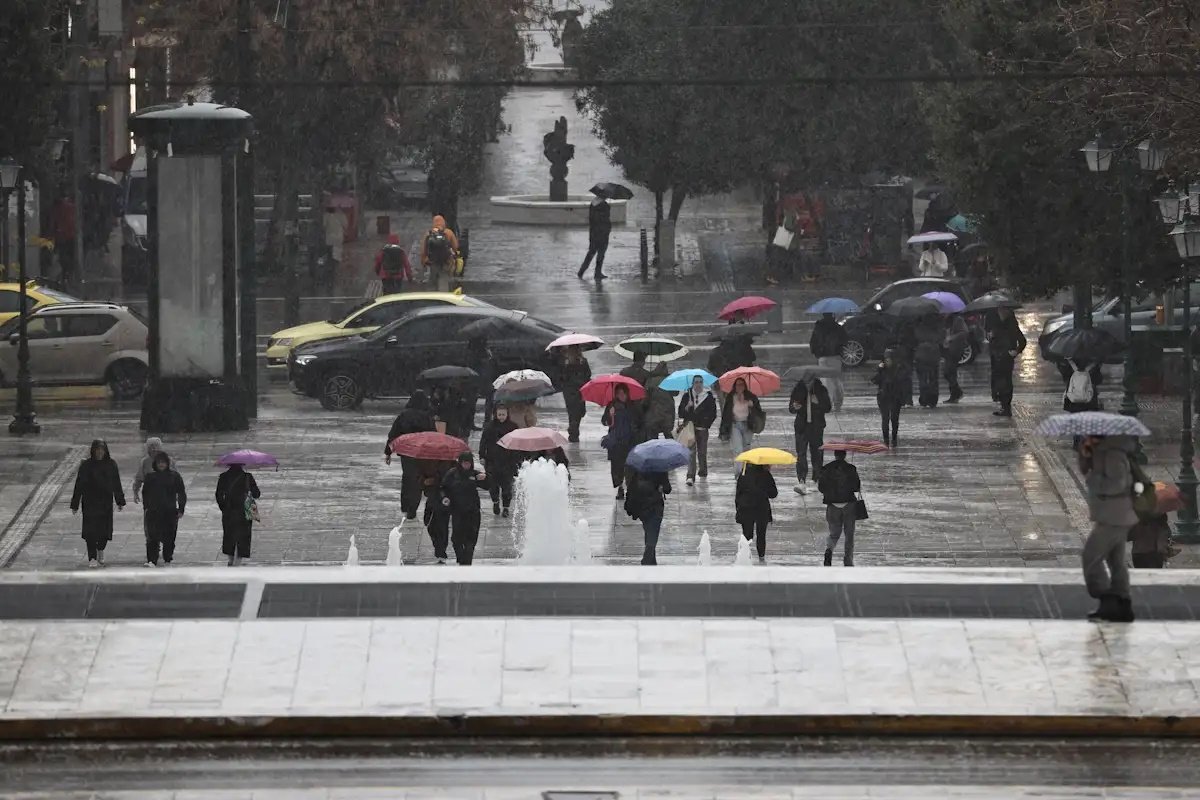 Καιρός αύριο: Τοπικές βροχές και καταιγίδες με τη θερμοκρασία έως τους 20 βαθμούς