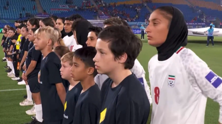 Συγκινεί η γυναικεία ομάδα ποδοσφαίρου του Ιράν: «Ανησυχούμε πολύ για την οικογένειά μας, τα αγαπημένα μας πρόσωπα»