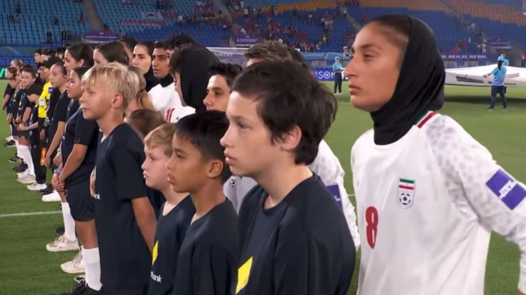 Συγκινεί η γυναικεία ομάδα ποδοσφαίρου του Ιράν: «Ανησυχούμε πολύ για την οικογένειά μας, τα αγαπημένα μας πρόσωπα»