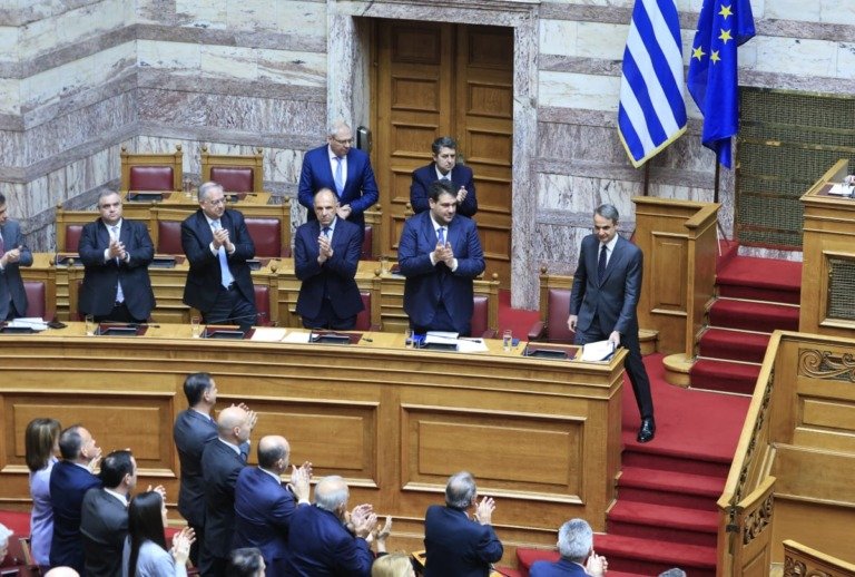 Ψηφοφορία θρίλερ στη Βουλή: Με 201 υπέρ πέρασε η ρύθμιση για την επιστολική ψήφο των αποδήμων