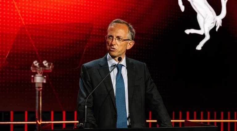 Η Ferrari απαντά στη Lamborghini: «Οι ηγέτες τολμούν» – Πατάει «γκάζι» με την ηλεκτρική Luce