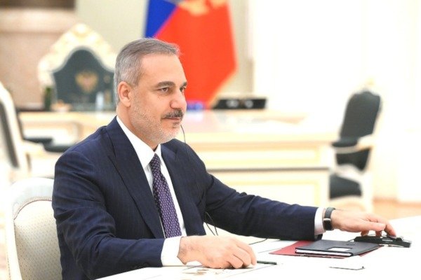 Ανάλυση: Ο Χακάν Φιντάν σε τροχιά «δελφίνου» – Η στρατηγική αποστασιοποίηση από Ερντογάν και τον εναγκαλισμό με την Τεχεράνη και το άνοιγμα στη Δύση